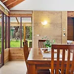 Kookaburra Cottage At Woodstone Estate