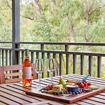 Pet Friendly Family Favourite - Kangaroo And Fairway Views With Air Con