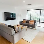Salhus - Sleep In King Beds & Easy Walk To Town