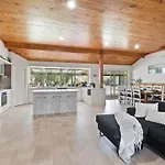 Dandjoo - Hot Tub, Fire Pit, Outdoor Entertainment