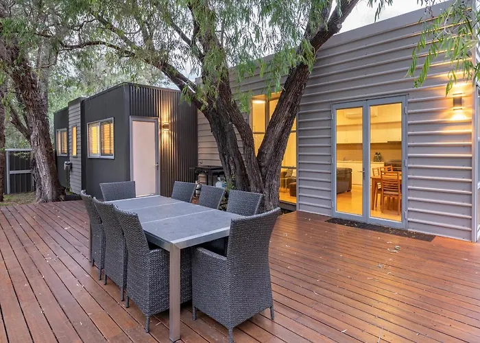 Whatmans Beach House - On The Water\'S Edge
