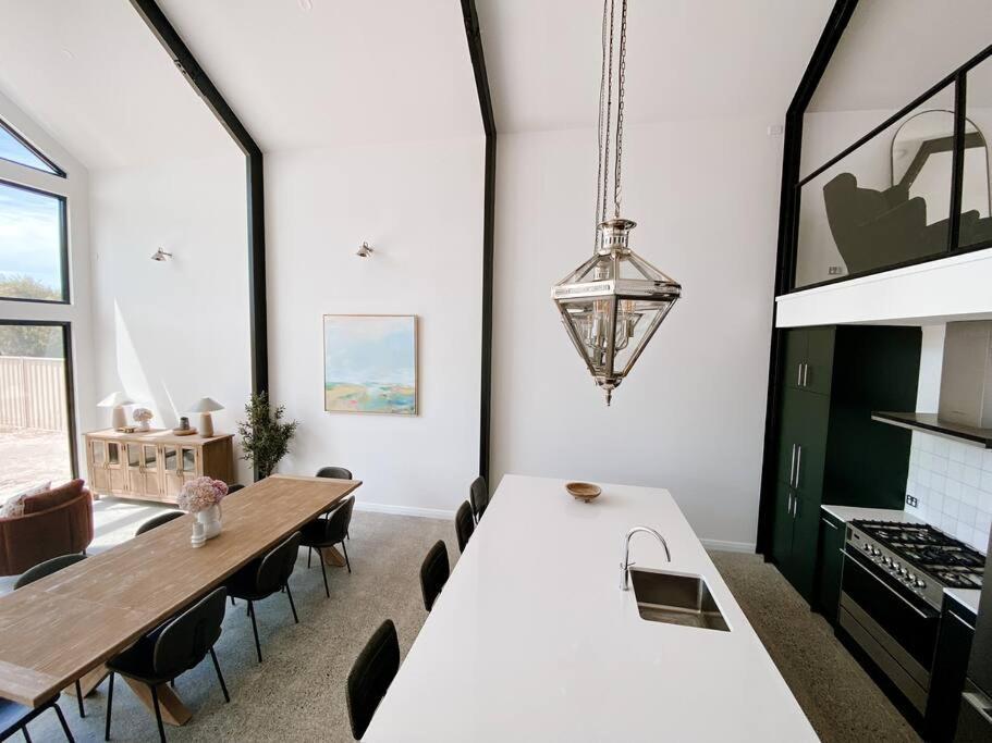 Le Soleil New Villa, Golf & Heated Pool Villa Dunsborough