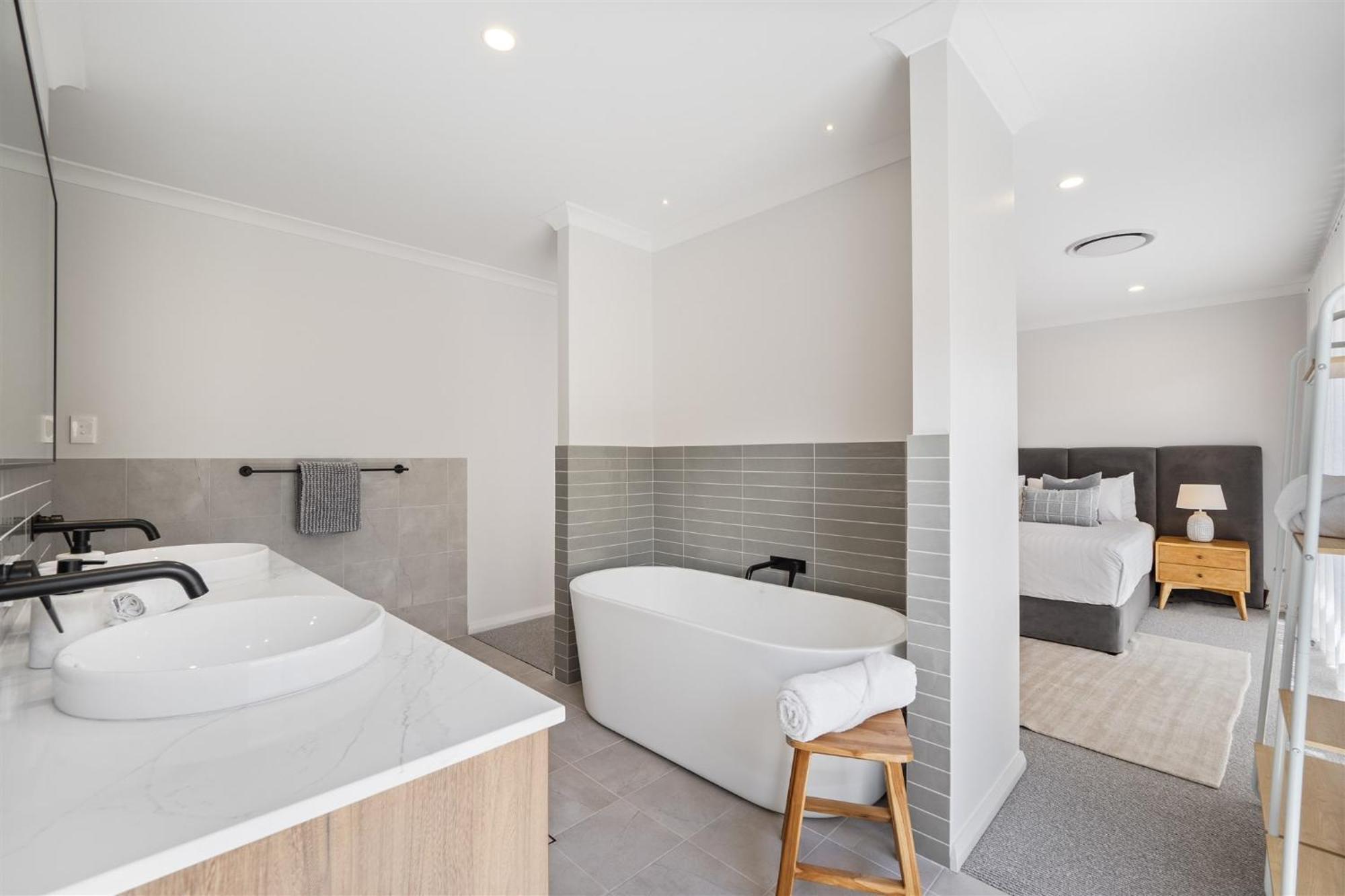 Solkis - Walk To Town, Next To Golf Course * Dunsborough
