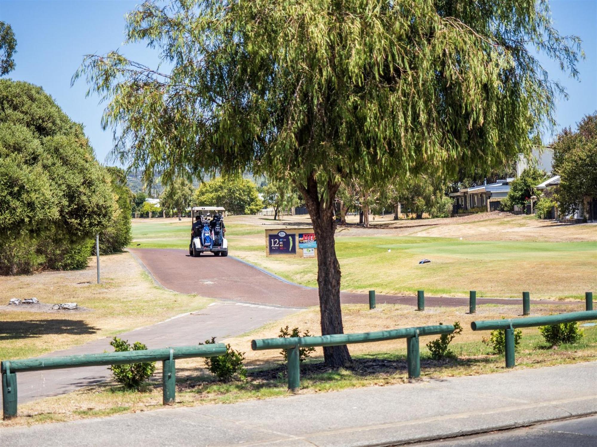 Solkis - Walk To Town, Next To Golf Course Holiday home Dunsborough