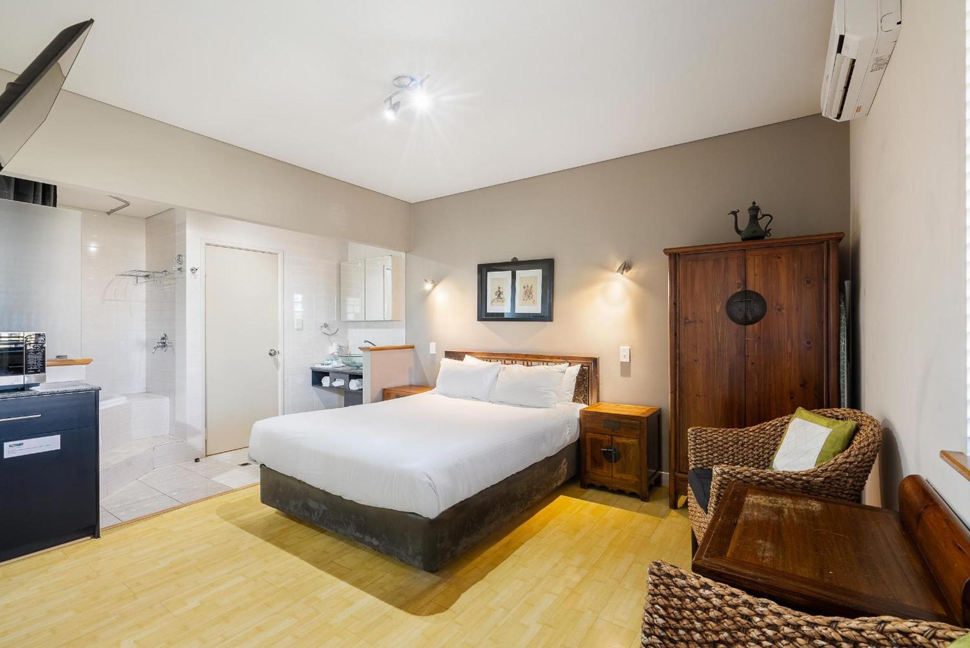 Bay Village 4*