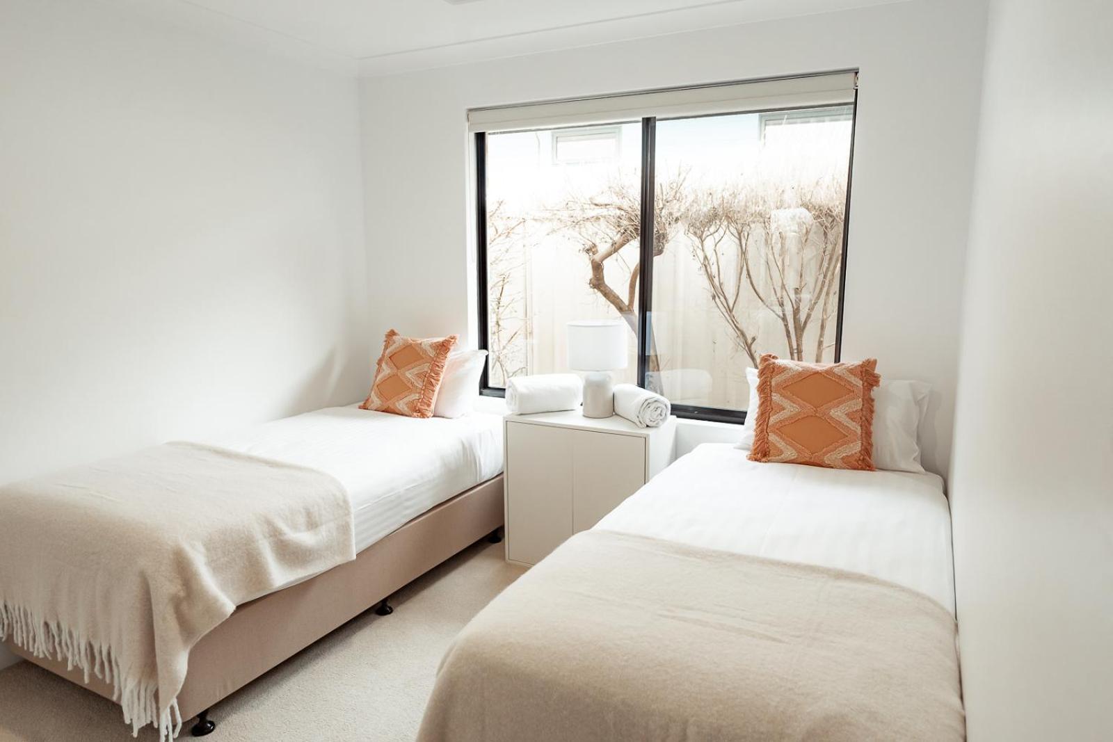 Salhus - Sleep In King Beds & Easy Walk To Town Holiday home *
