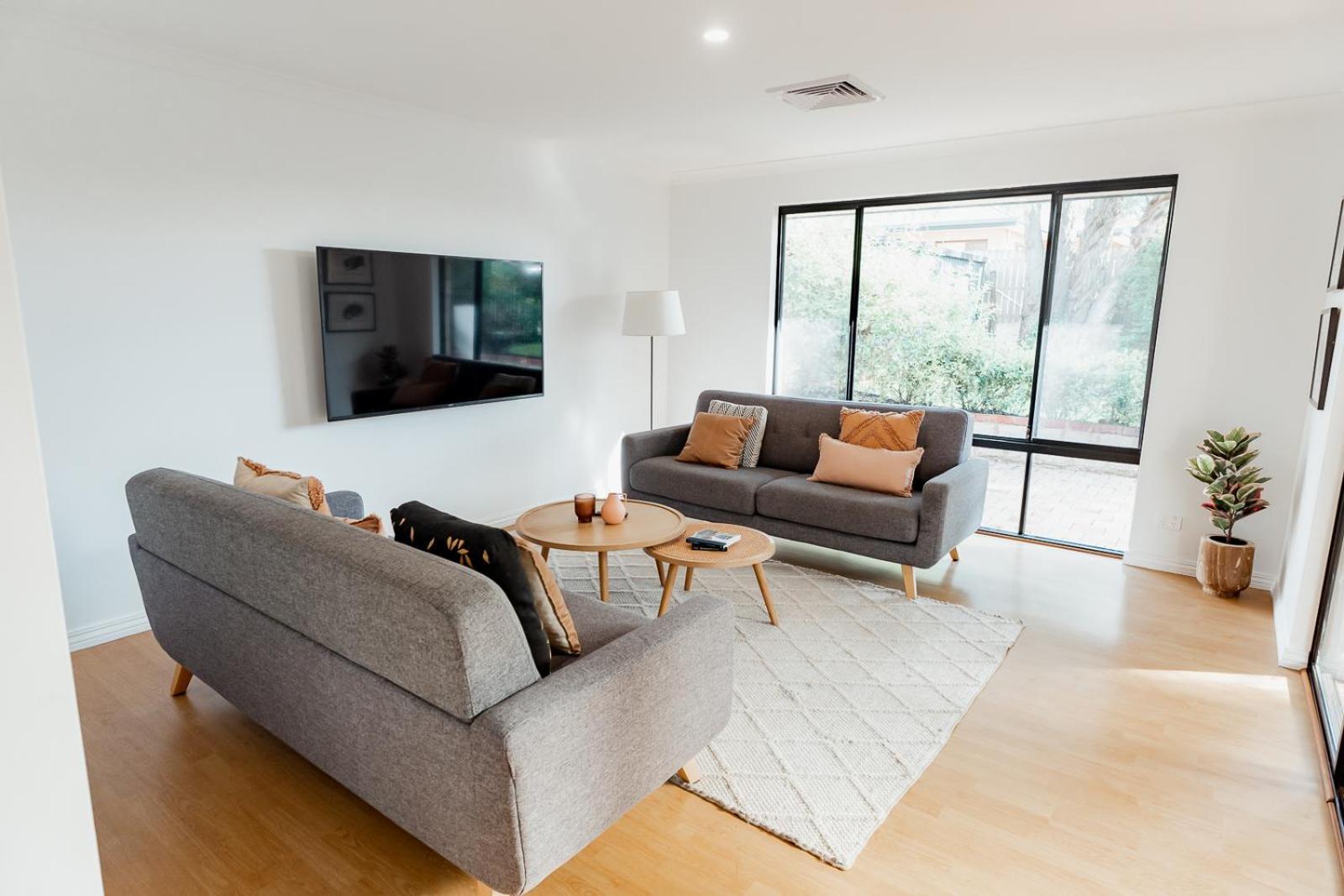 Salhus - Sleep In King Beds & Easy Walk To Town Holiday home