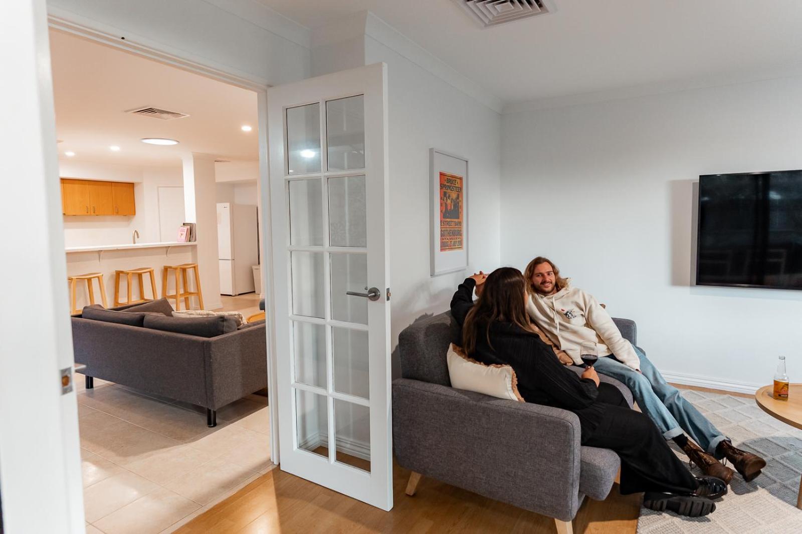 Salhus - Sleep In King Beds & Easy Walk To Town Holiday home *