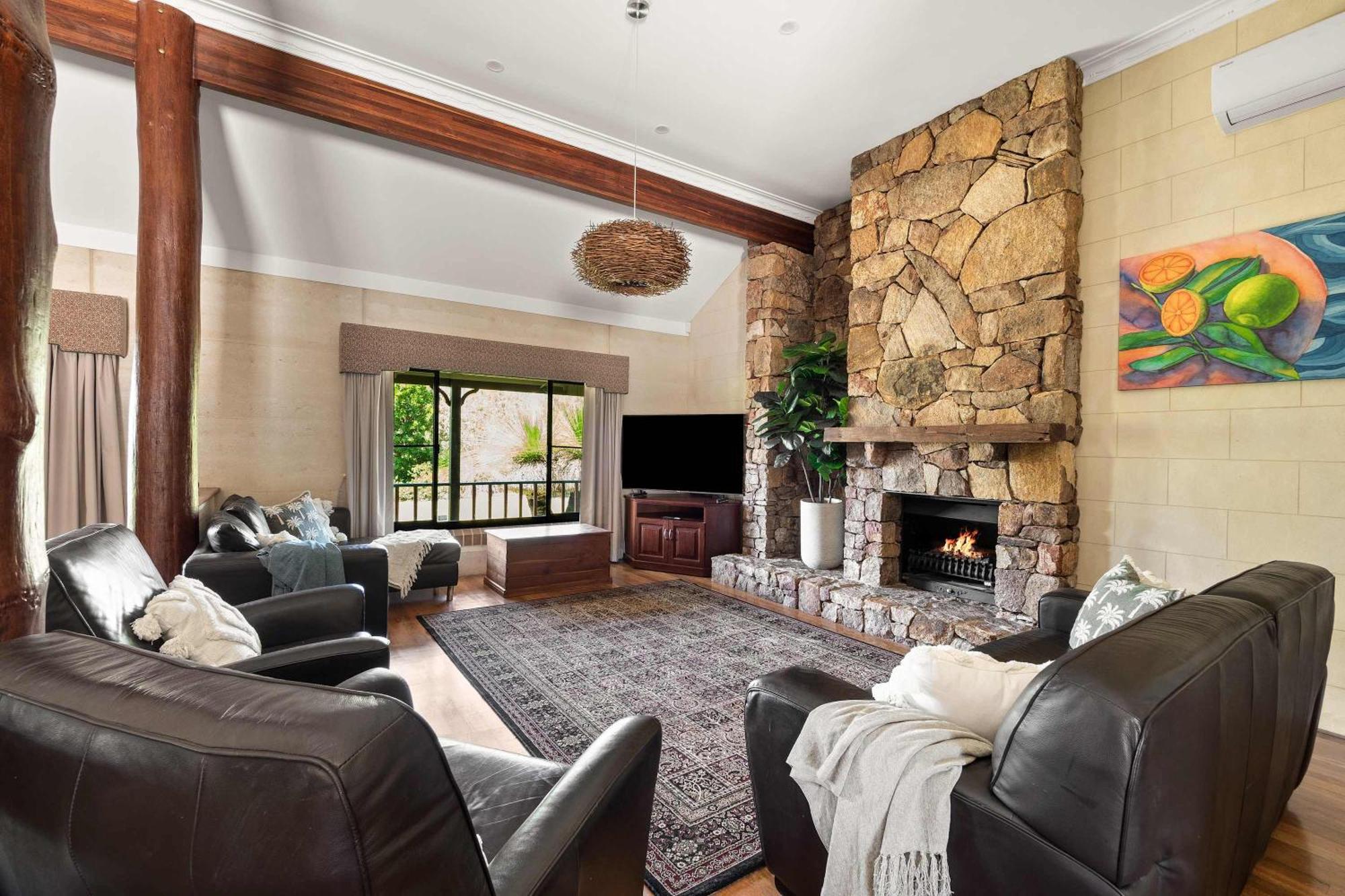 Carinya Cove - Swimming Pool, Pet Friendly, Fireplace Holiday home Dunsborough