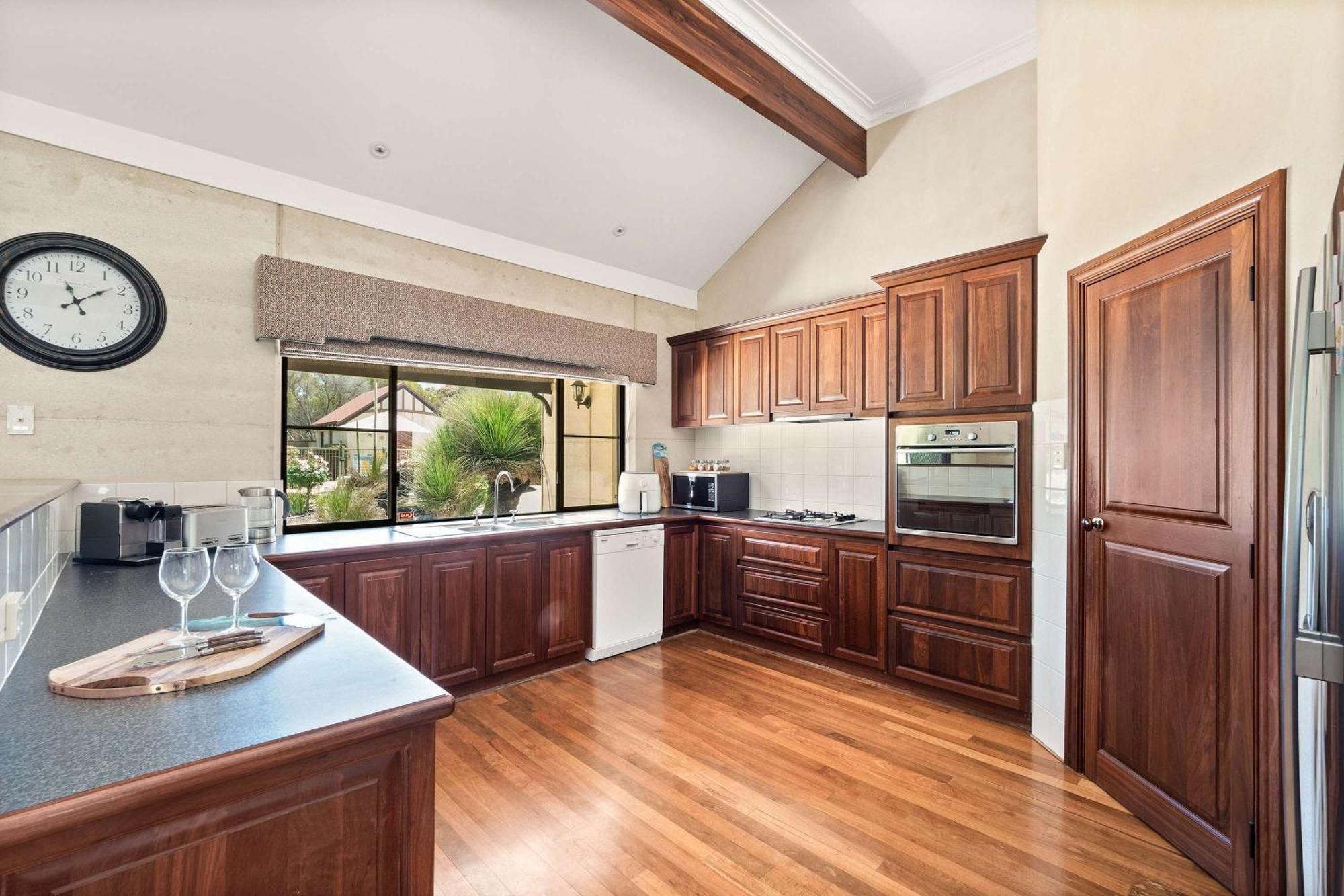 Carinya Cove - Swimming Pool, Pet Friendly, Fireplace