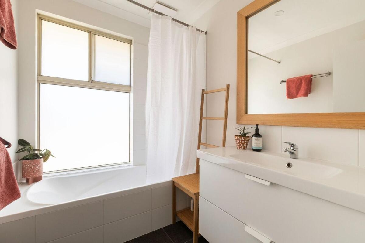 Family Retreat, Near & Town Holiday home