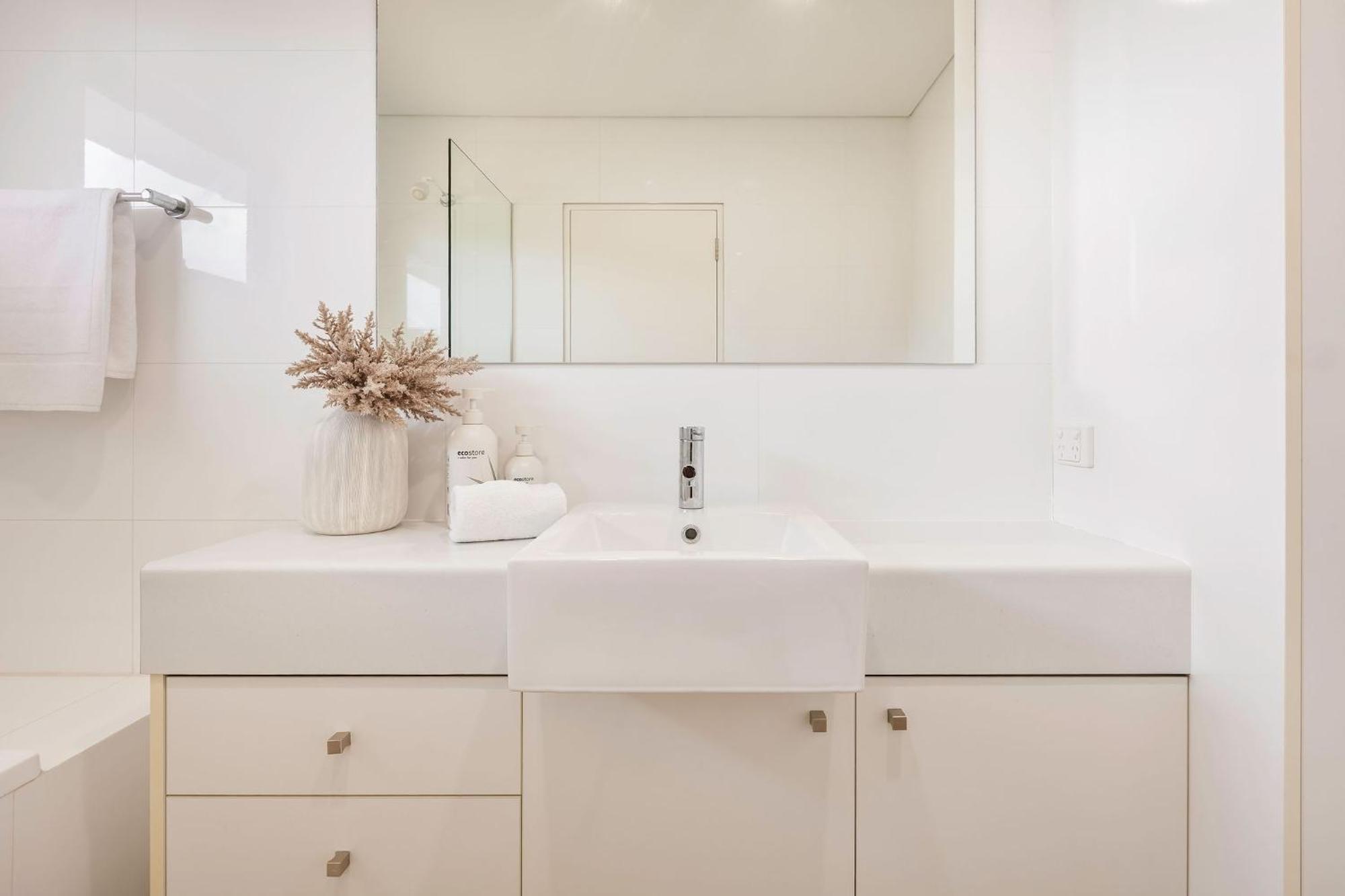 Salty Solstice-beachside Town Apartment *