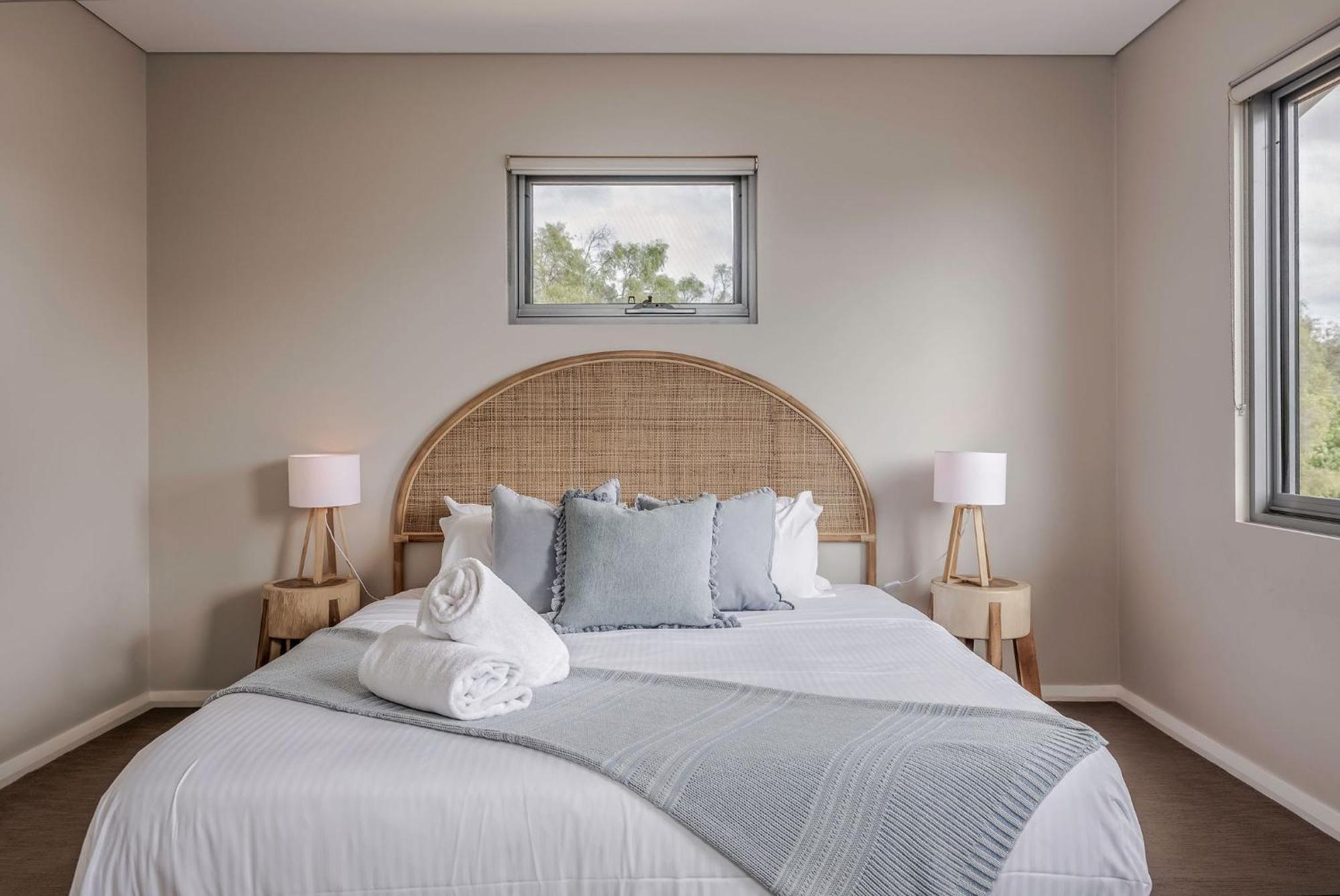 Salty Solstice-beachside Town Apartment *