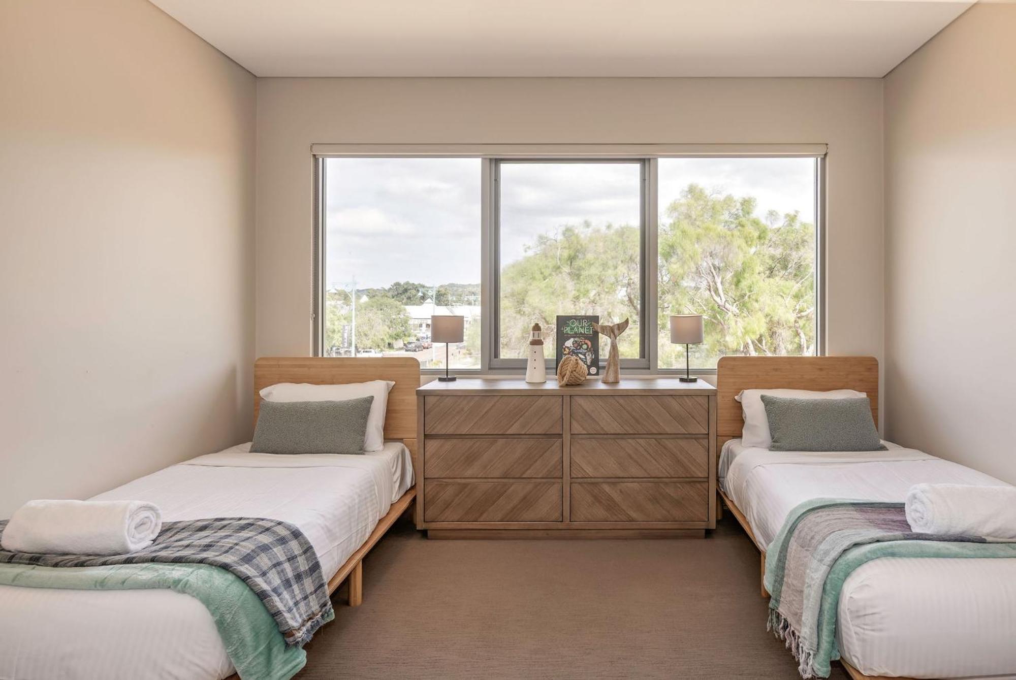Salty Solstice-beachside Town Apartment *