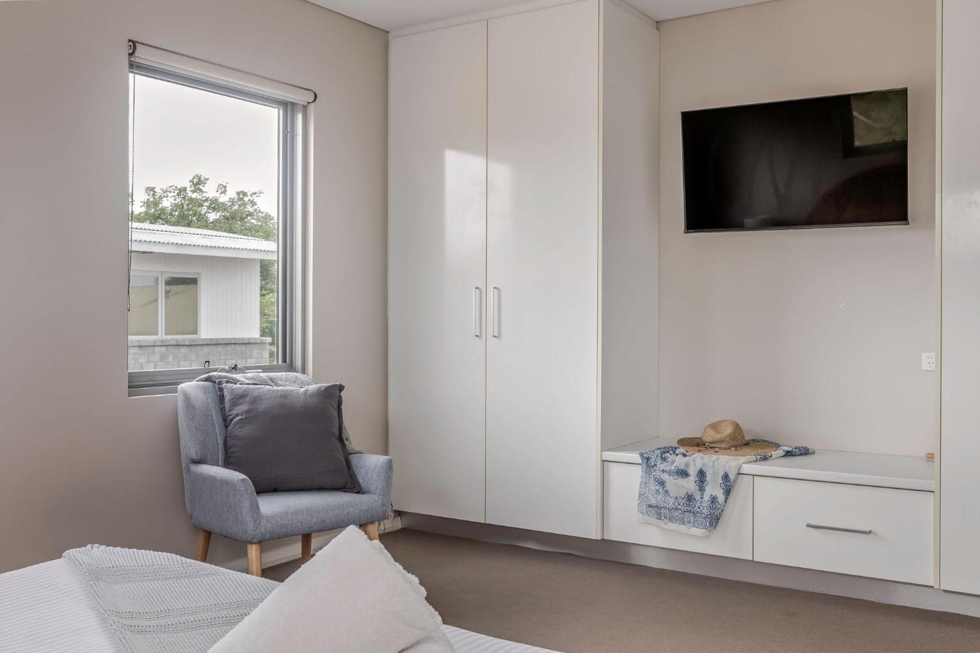 Salty Solstice-beachside Town Apartment *