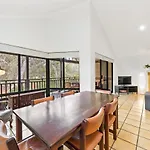 Pet Friendly Family Favourite - Kangaroo And Fairway Views With Air Con