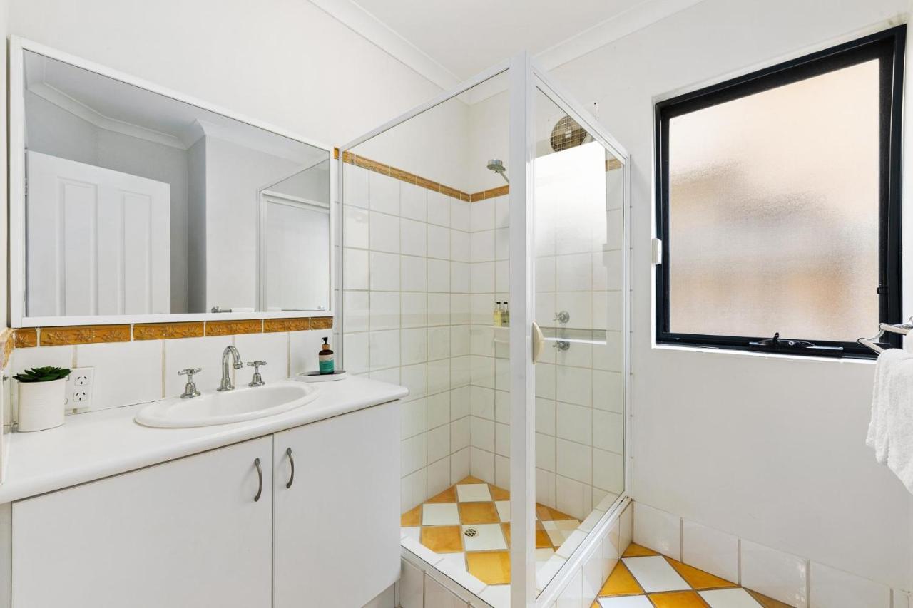 Pet Friendly Family Favourite - Kangaroo And Fairway Views With Air Con Holiday home Dunsborough
