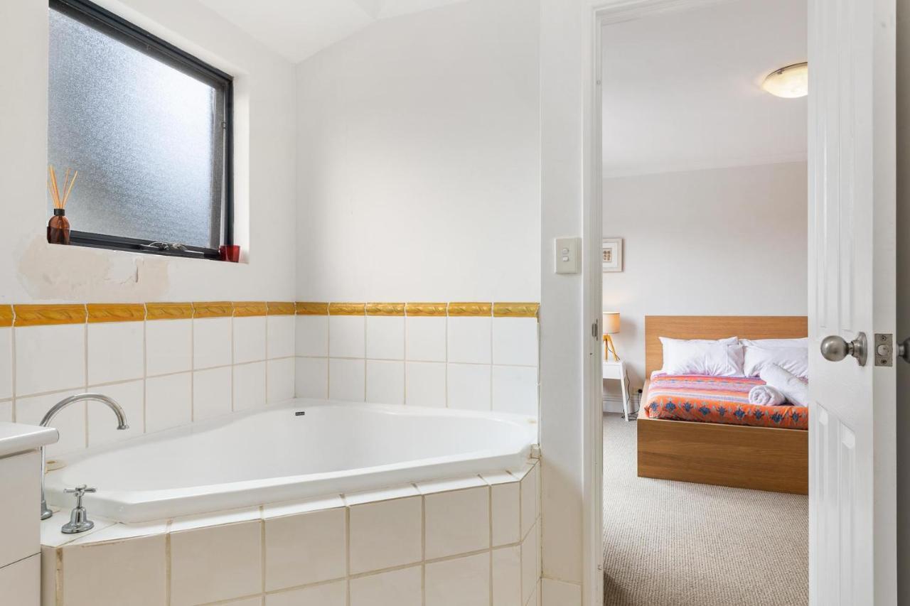 Pet Friendly Family Favourite - Kangaroo And Fairway Views With Air Con Holiday home