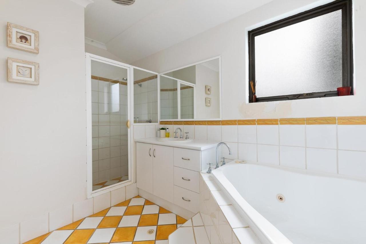 Pet Friendly Family Favourite - Kangaroo And Fairway Views With Air Con * Dunsborough