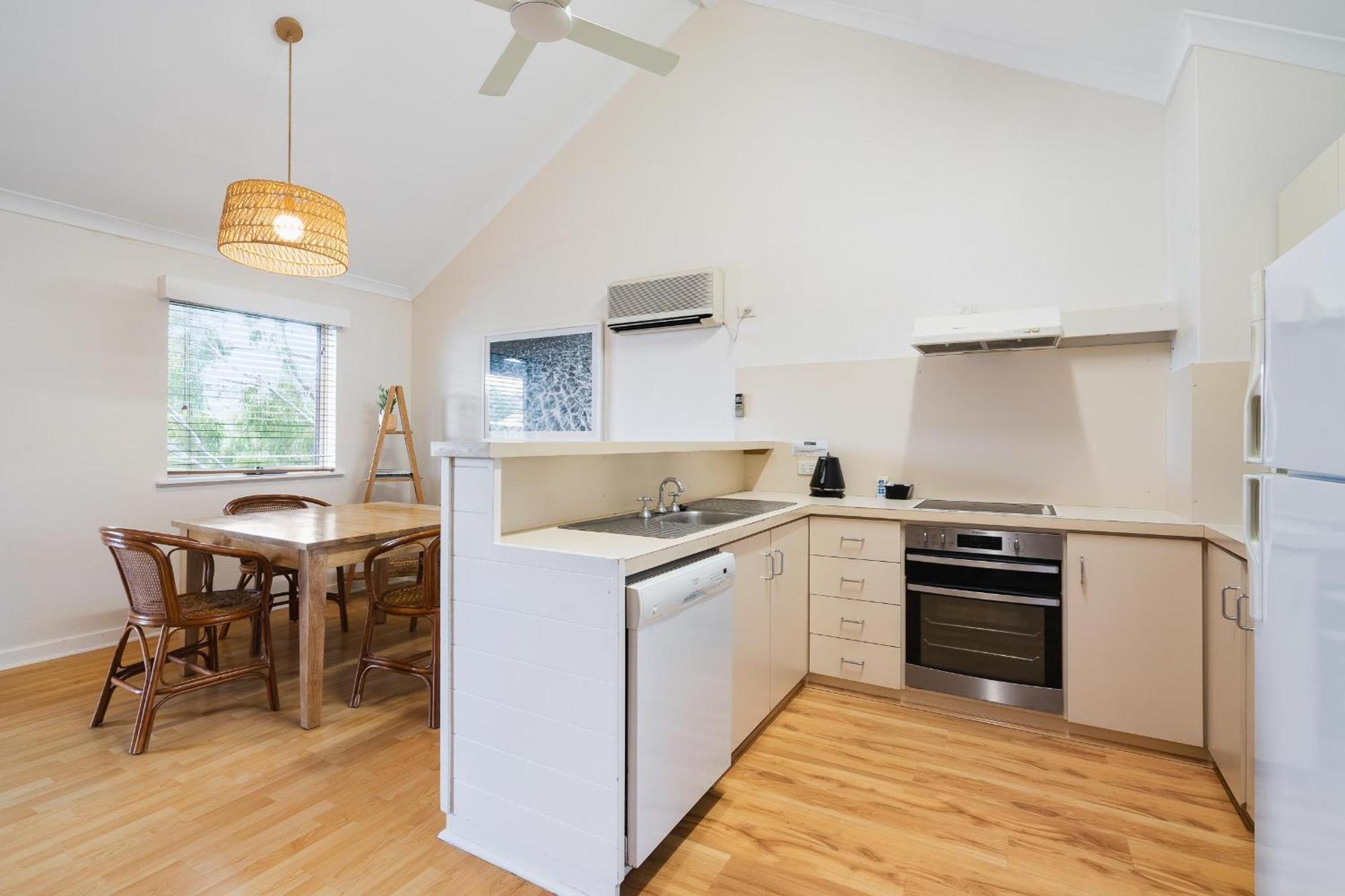 Bay Village Dunsborough 4*
